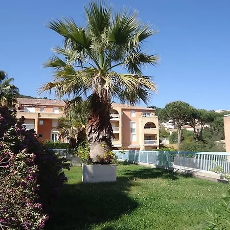 F2 En Rez De Jardin Dans Une Residence Avec Piscine * كافالير سور مير
