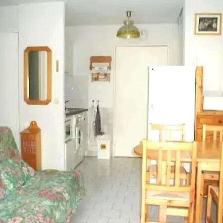 F2 En Rez De Jardin Dans Une Residence Avec Piscine *